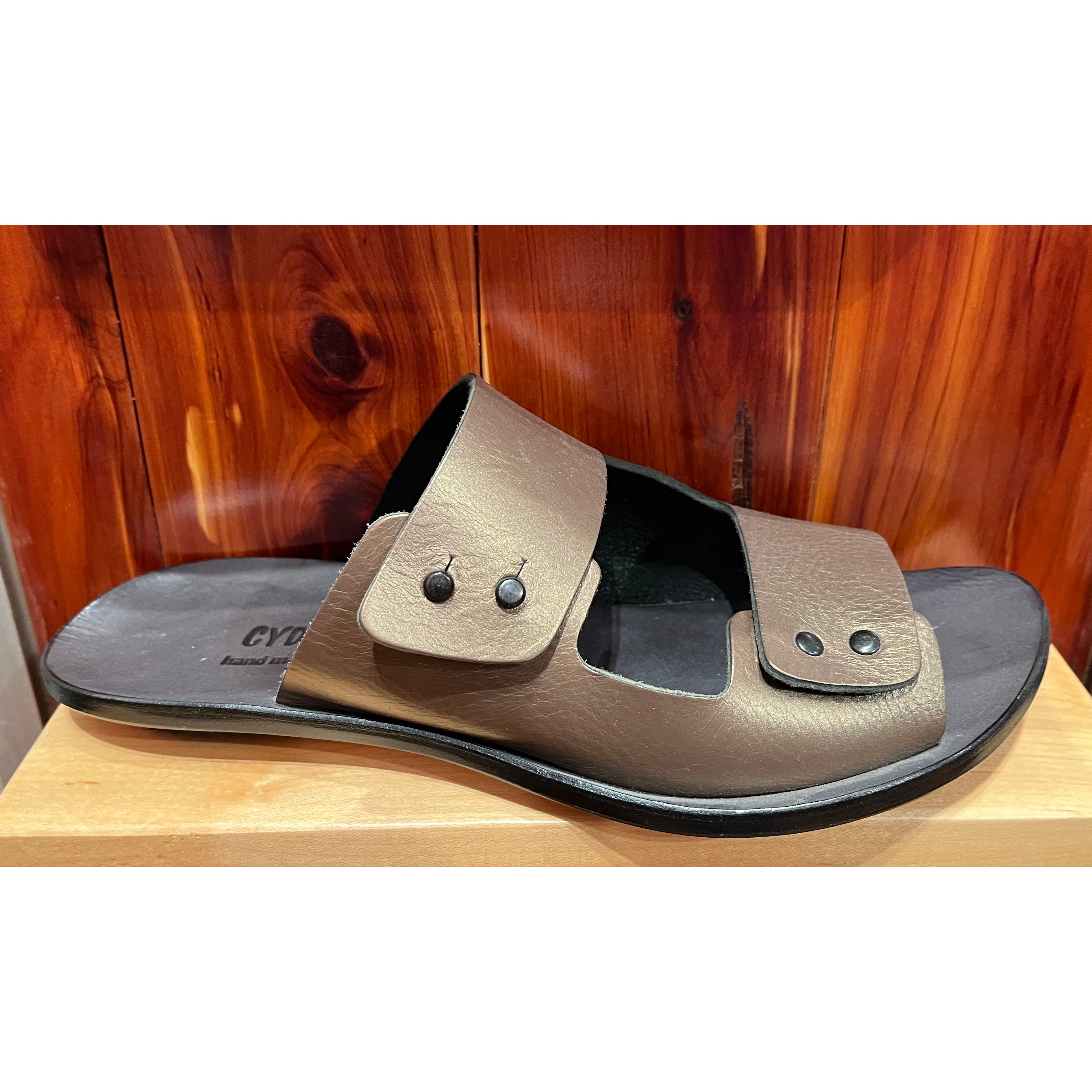 Cydwoq Women's Step brown bronze leather