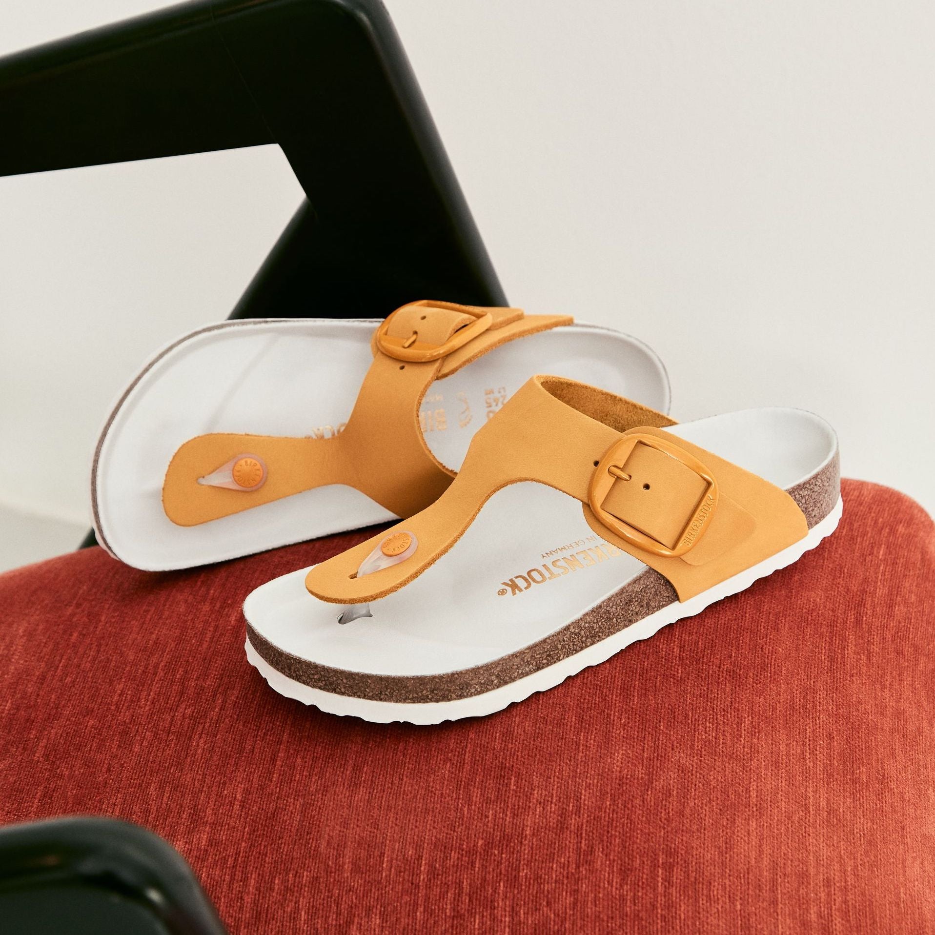 Birkenstock Limited Edition Gizeh Big Buckle apricot nubuck