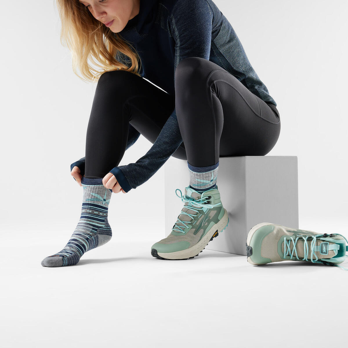 Smartwool Women's Hike Targeted Cushion Dragon Stitch Mid Crew deep navy