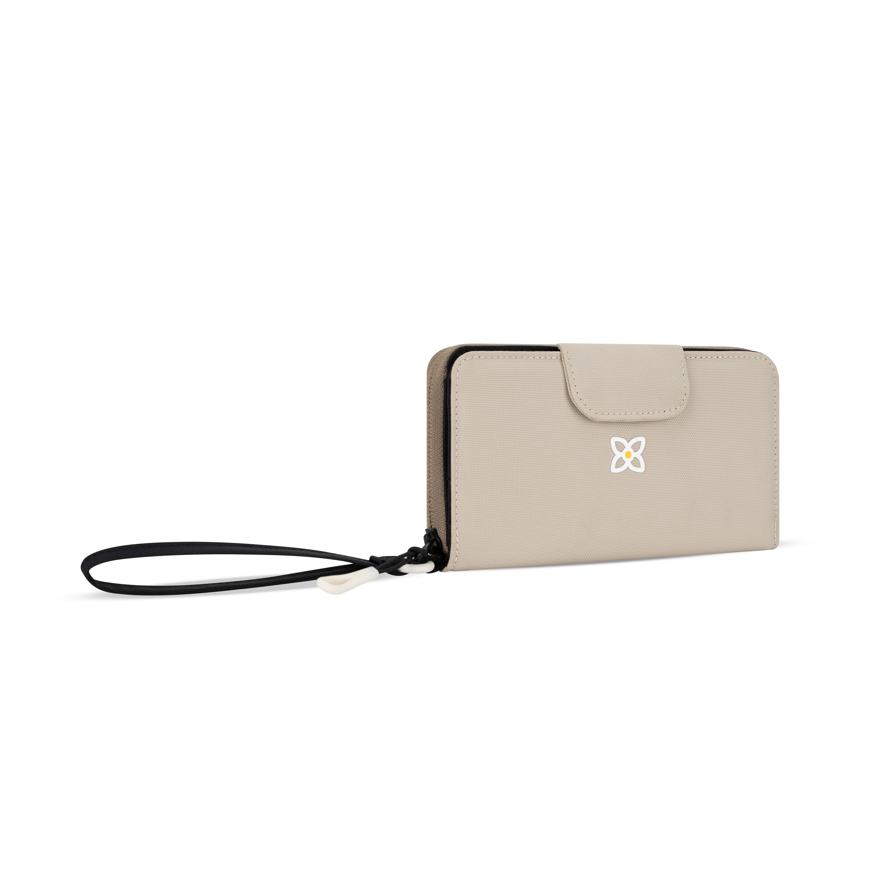 Sherpani Tulum Long Wristlet Wallet con leche