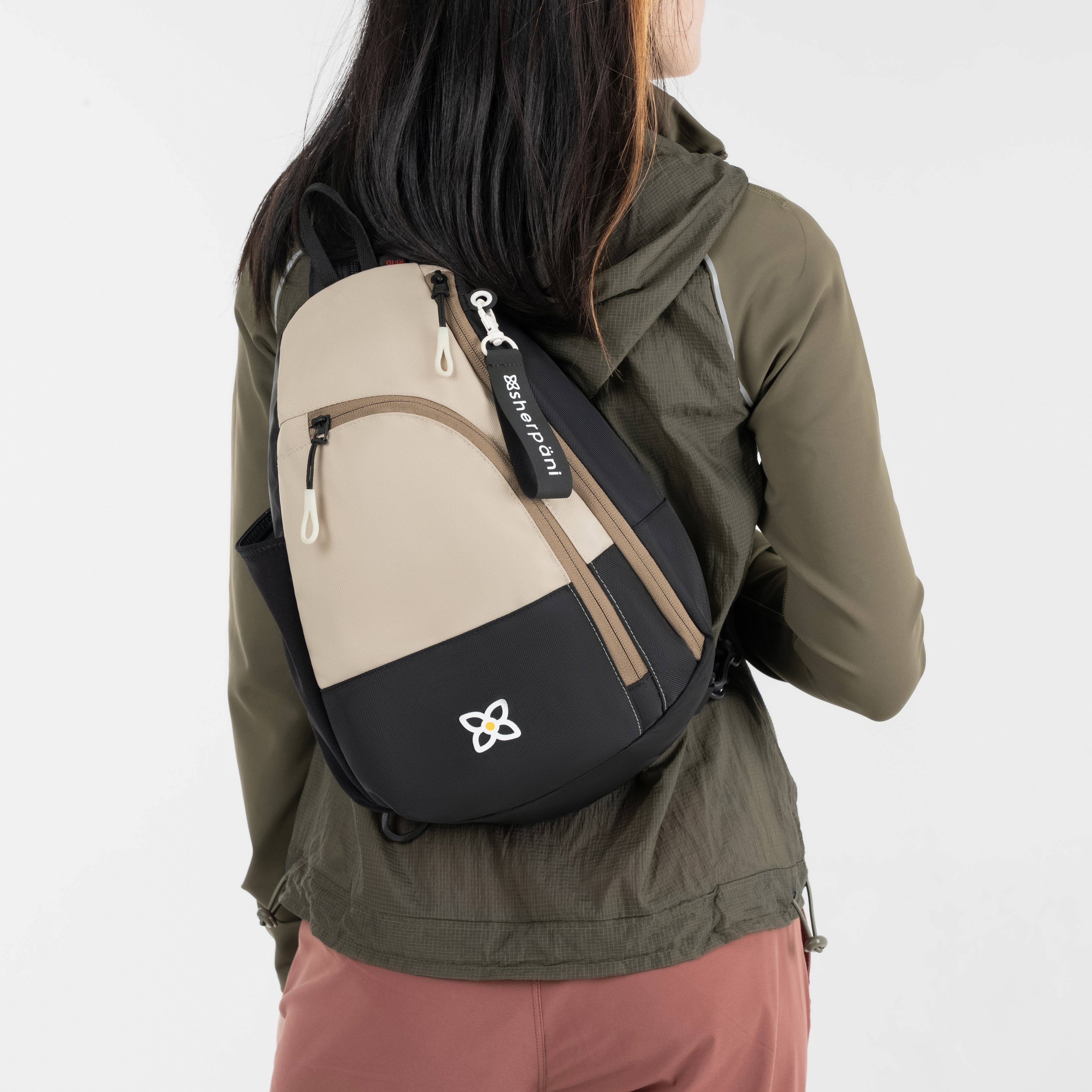 Sherpani Wayfarer Convertible Sling Backpack con leche