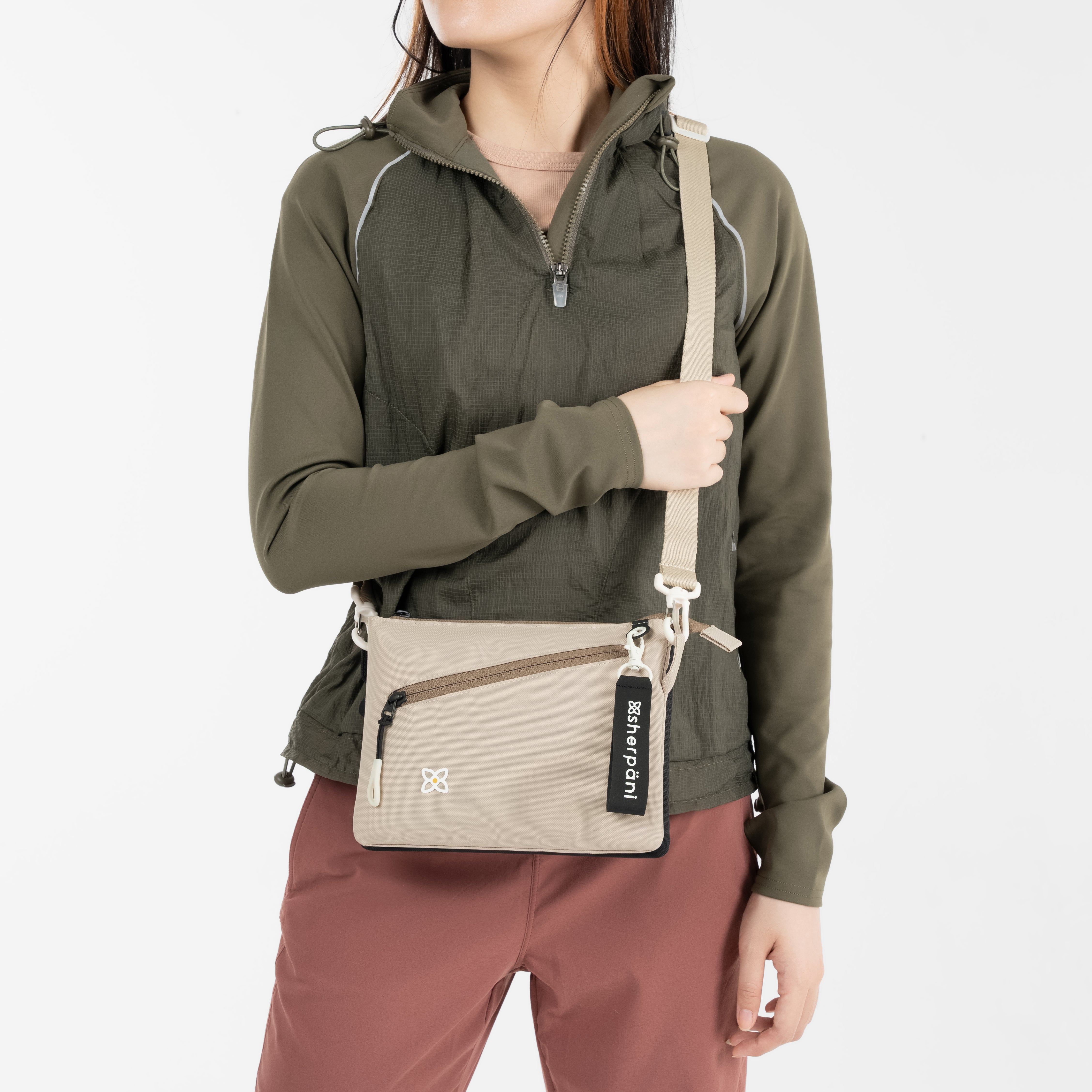★LeSportsac★ Cream Vegan Sherpa Puppy Cube Crossbody 3976E Sherpani Zoom Crossbody con leche